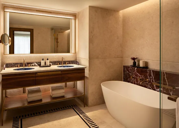 Отель Four Seasons 5*